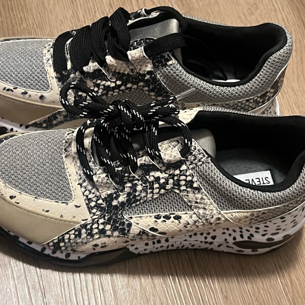 Steve Madden Black and Gray Sneakers